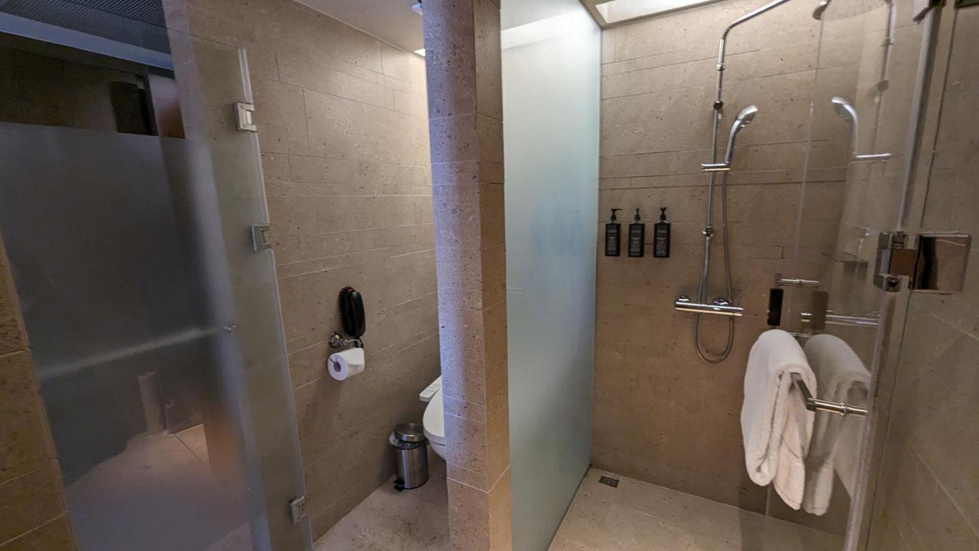 Sheraton Taitung Hotel Exteriör bild Bathroom of a First Suite