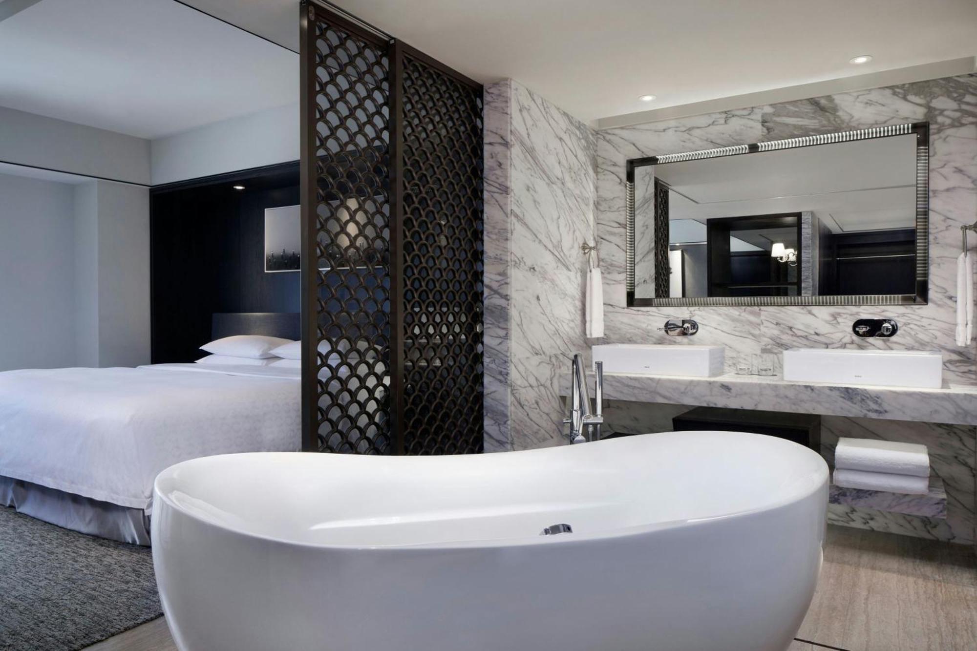 Sheraton Taitung Hotel Exteriör bild A bathroom at the hotel