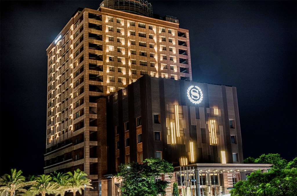 Sheraton Taitung Hotel Exteriör bild The hotel at night